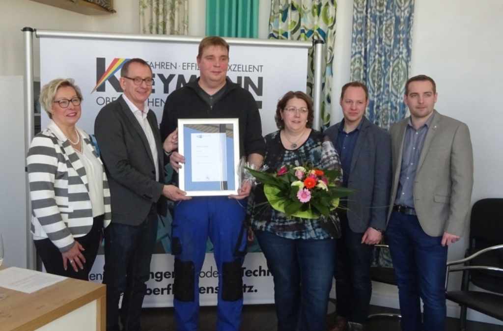 Verdiente Auszeichnung: Helmut Möring (3.von links) erhielt aus Anlass seiner 25-jährigen Betriebszugehörigkeit eine Urkunde der IHK. Mit dem Jubilar feierten (v.l.): Gesina und Ansgar Kleymann, Marina Möring, Matthias Kleymann und Rainer Kleymann. Foto: Kleymann
